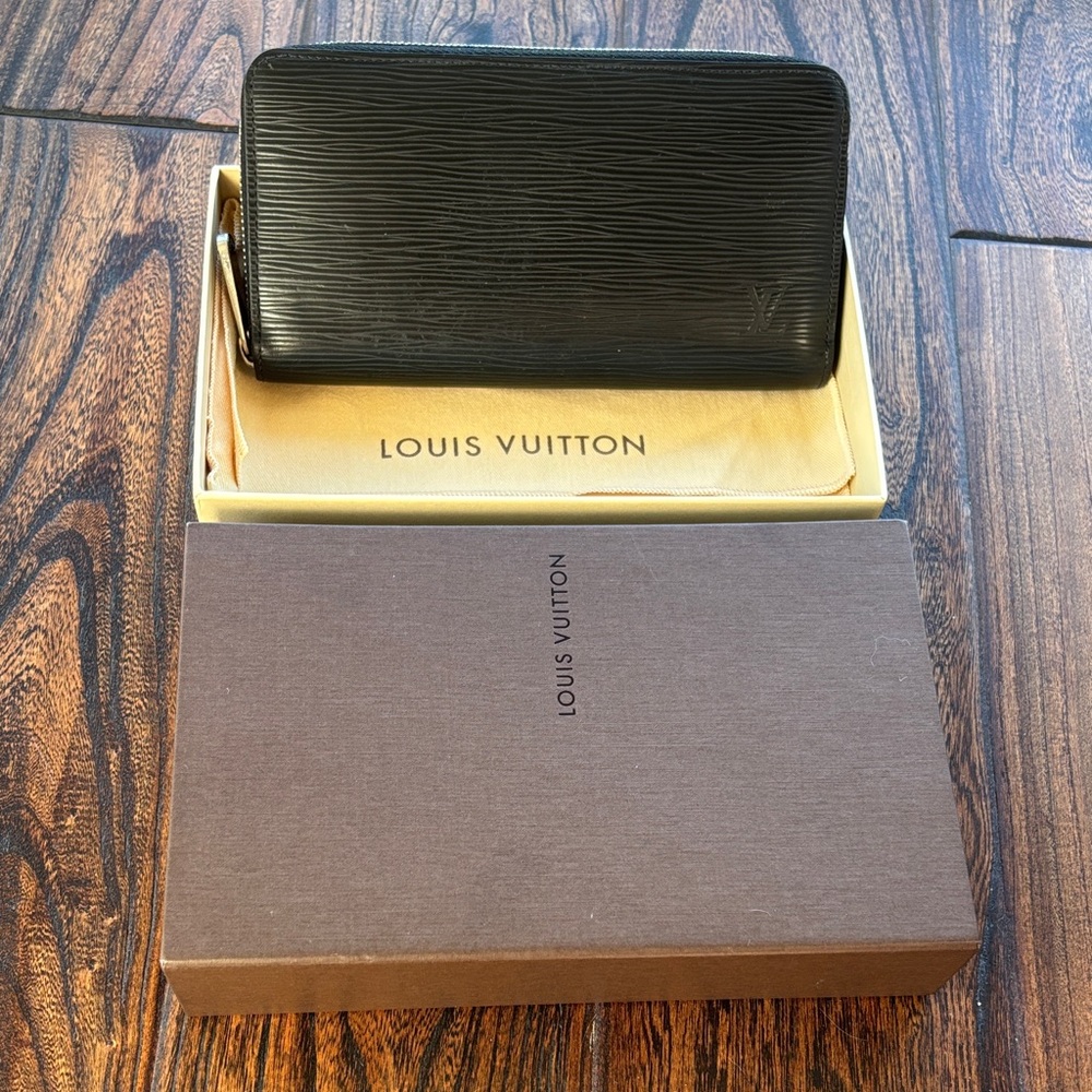 ❌SOLD❌Louis Vuitton black Epi zippy wallet with silver hardware, box & dust bag